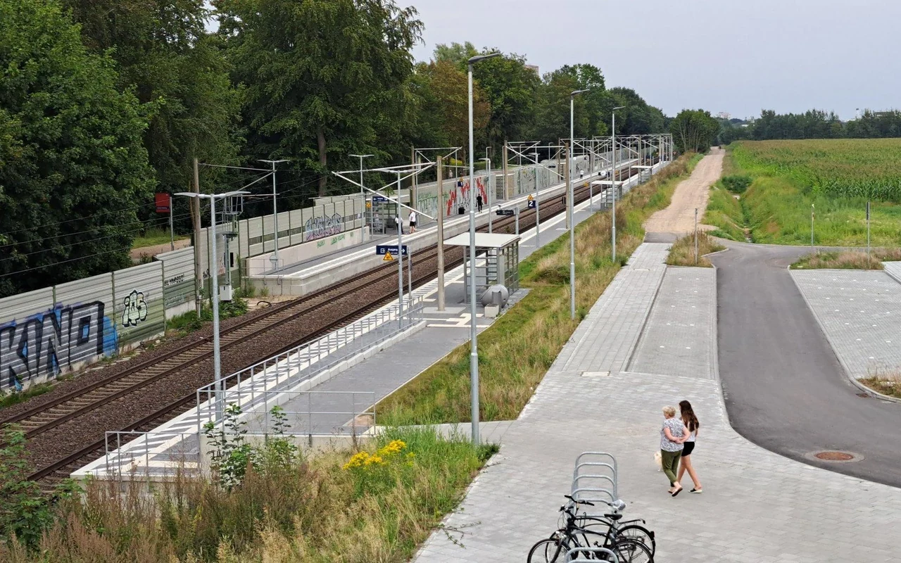 Platform, shelter and tracks at Lübeck-Moisling railway station.