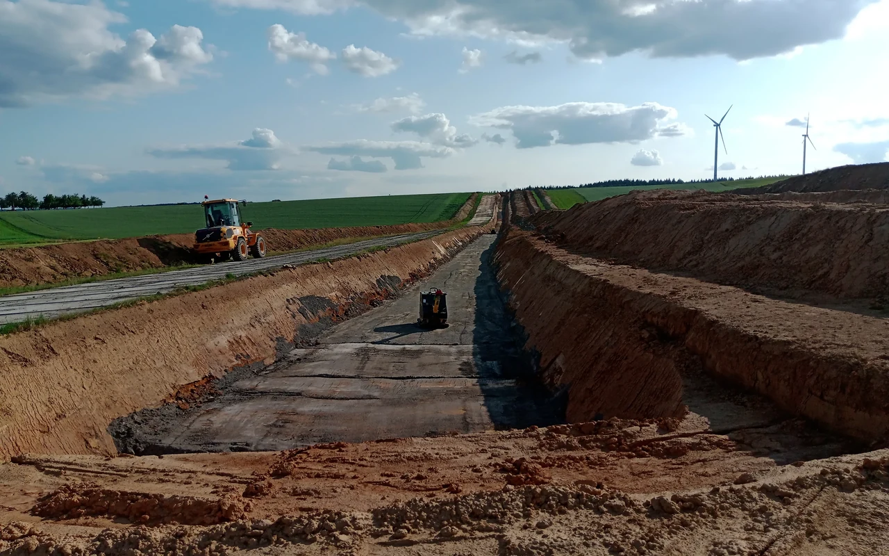 Open earthworks, access tracks and equipment along the SuedLink cable corridor near Hüngheim.