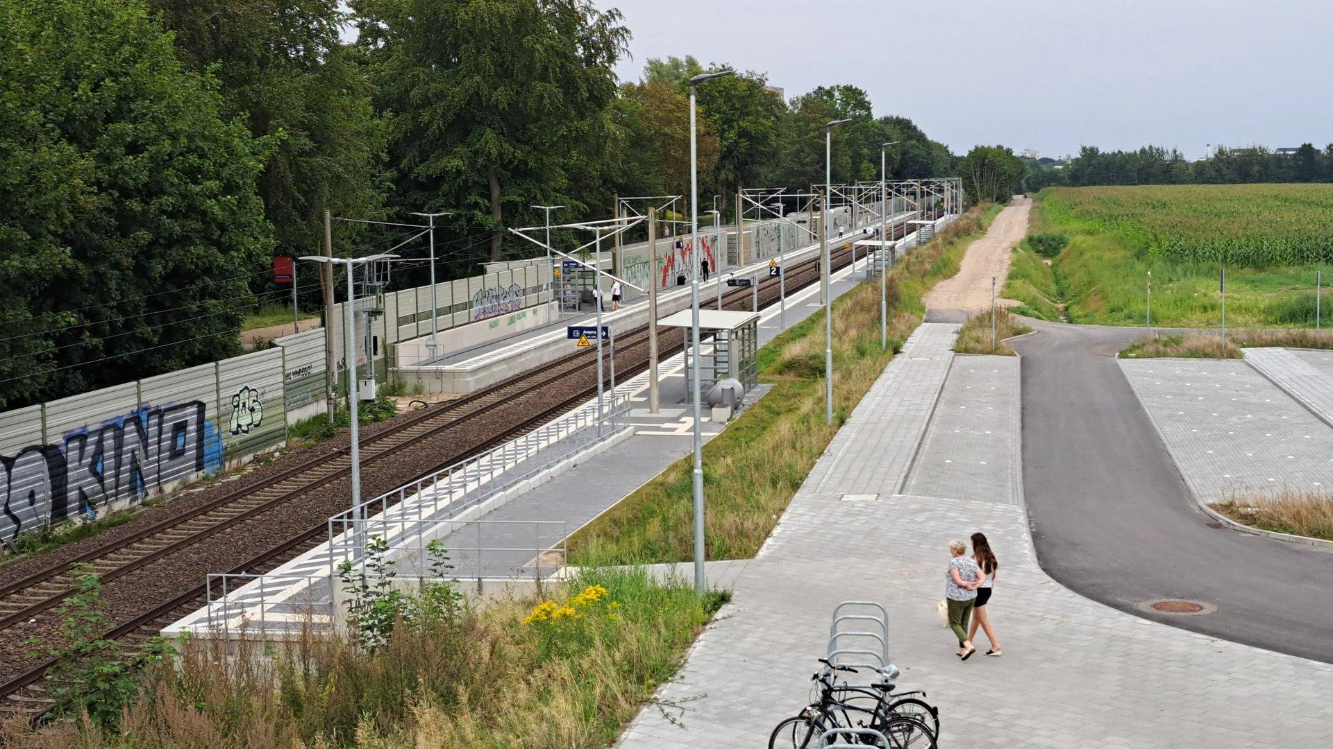 Platform, shelter and tracks at Lübeck-Moisling railway station.