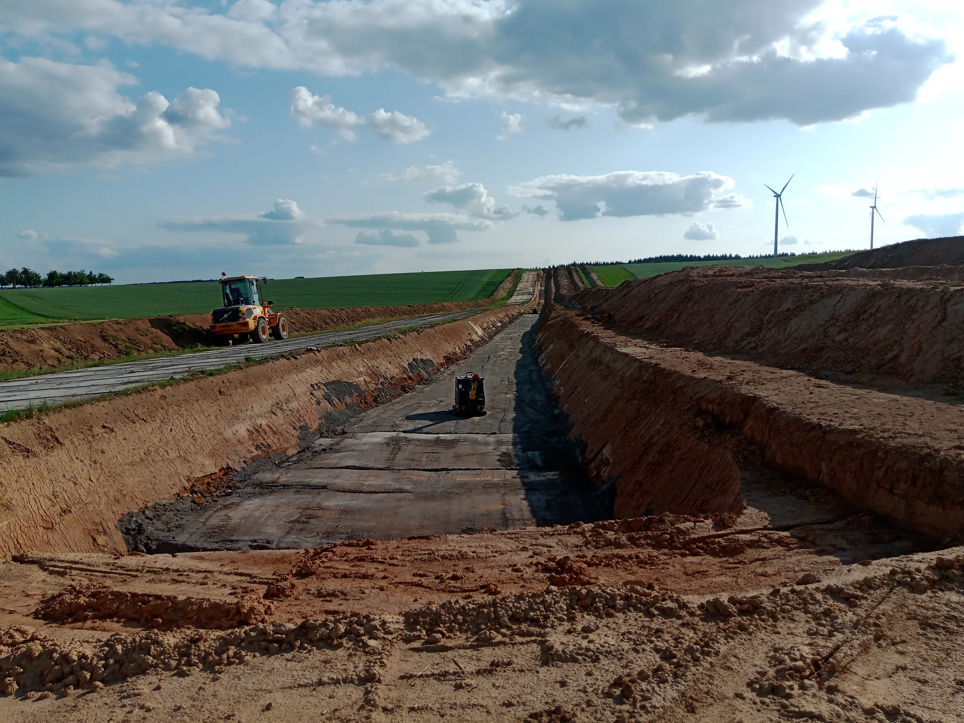 Open earthworks, access tracks and equipment along the SuedLink cable corridor near Hüngheim.